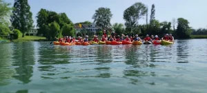 Gruppo canottieri in acqua
